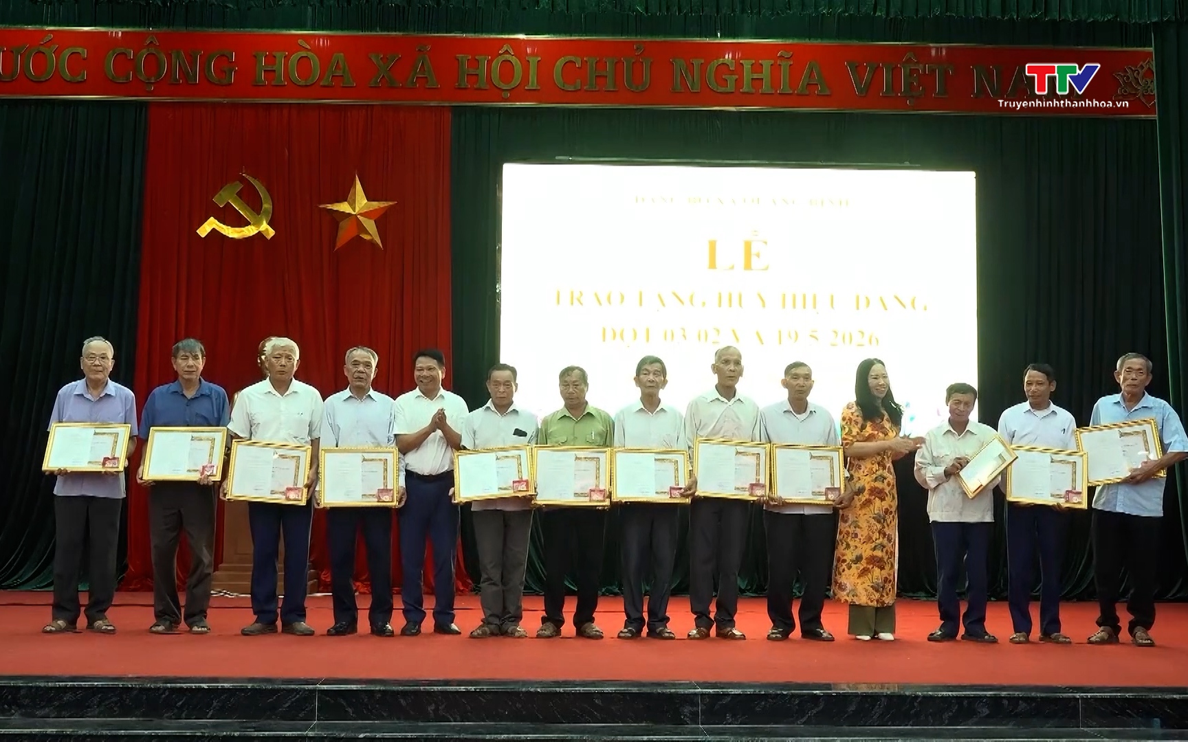 Đảng uỷ phường Tĩnh Gia trao tặng Huy hiệu Đảng - Ảnh 1.