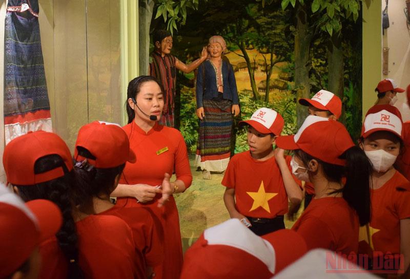 Bảo tàng Quảng Bình đón hàng trăm lượt khách, người dân đến tham quan -0