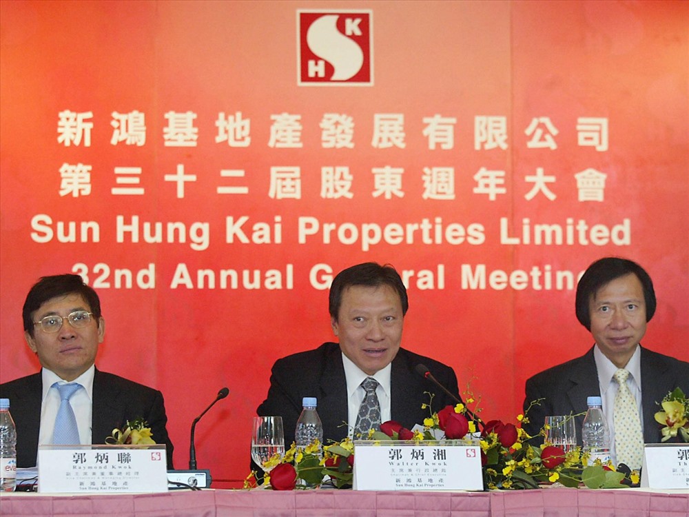 Sau khi Kwok Tak-seng qua đời năm 1990, ba người con trai Walter, Thomas và Raymond cùng nắm quyền kiểm soát công ty. Năm 2008, Walter Kwok bị phế truất vì mâu thuẫn với anh em. Ảnh: Getty