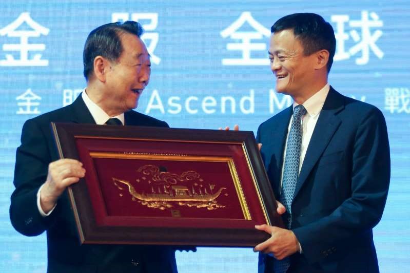Gần 100 năm sau, con trai ông Chia là Dhanin Chearavanont nắm giữ chức chủ tịch Charoen Pokphand Group, một tập đoàn đa ngành khổng lồ, tập trung vào thực phẩm, bán lẻ và viễn thông. Trong những năm qua, tập đoàn đã lấn sân sang công nghệ viễn thông, với tham vọng biến Thái Lan thành trung tâm công nghệ, với đoàn tàu cao tốc, mạng 5G và nhà máy chế tạo ô tô thông minh.