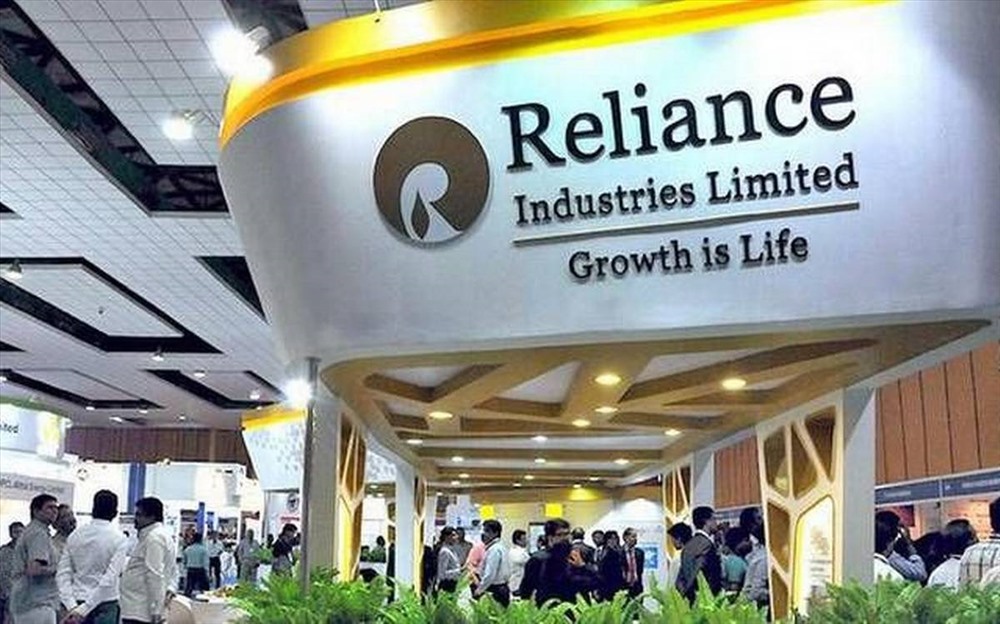 Dhirubhai Ambani - cha của  Mukesh và Anil - sáng lập công ty tiền thân của Reliance Industries vào năm 1957. Sau khi ông qua đời năm 2002, vợ ông đã thu xếp để hai con trai chia tài sản và quyền kiểm soát công ty.