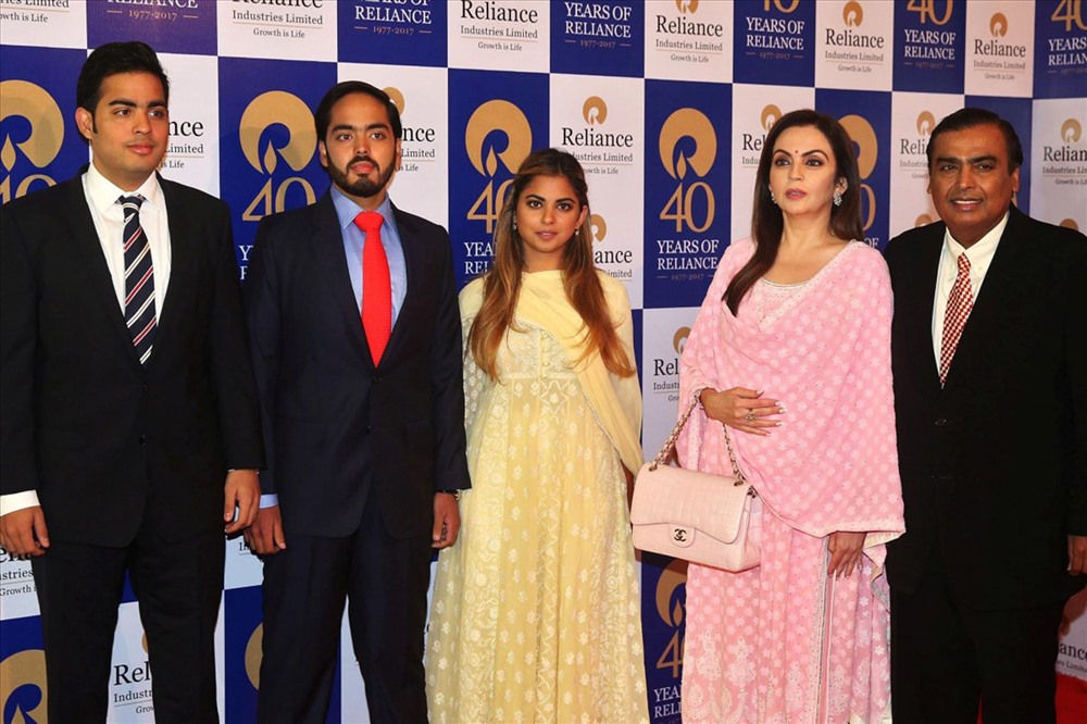 Hiện tại, nhà Ambani là gia tộc giàu nhất châu Á với khối tài sản 50,4 tỉ USD theo ước tính của Bloomberg. Trong khi đó, tạp chí Forbes xác định họ sở hữu 47 tỉ USD .