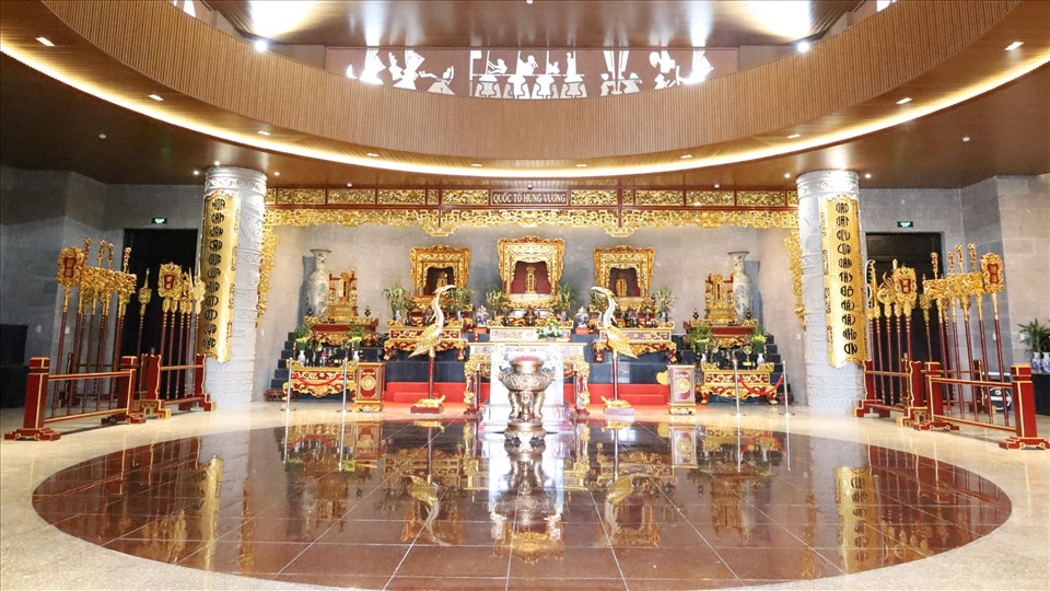 Ðền chính là khối tròn đặt trên khối đế hình vuông và tất cả đặt trong nền hồ nước cảnh quan hình tròn có đường kính 90m mang lại nét đặc trưng vùng ÐBSCL.