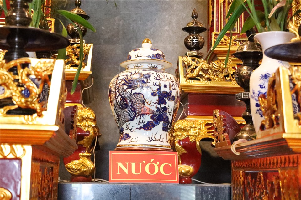 Gian chính với kiến trúc thiết kế uy nghi, trang trọng là nơi thờ Quốc tổ Hùng Vương, Tổ phụ Lạc Long Quân, Tổ mẫu Âu Cơ, Lạc Hầu, Lạc Tướng.