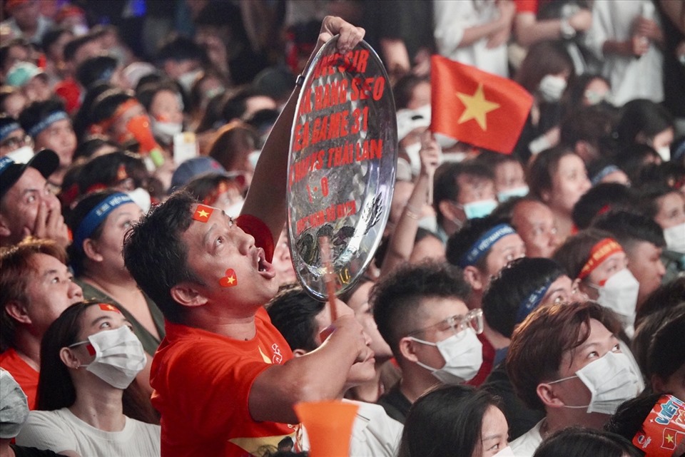 Ngọc Anh, Trường đại học sư phạm Đà Nẵng, cho hay cô đang háo hức chờ đợi đến 14 giờ chiều nay để tham gia sự kiện “Cầm nồi niêu xoong chảo đi cổ vũ U.23 Việt Nam đá chung kết”.