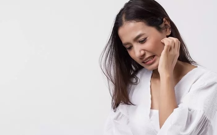 Các hóa chất khắc nghiệt được sử dụng trong các liệu pháp làm mượt tóc có thể gây buồn nôn và chóng mặt. Ảnh: StyleCraze