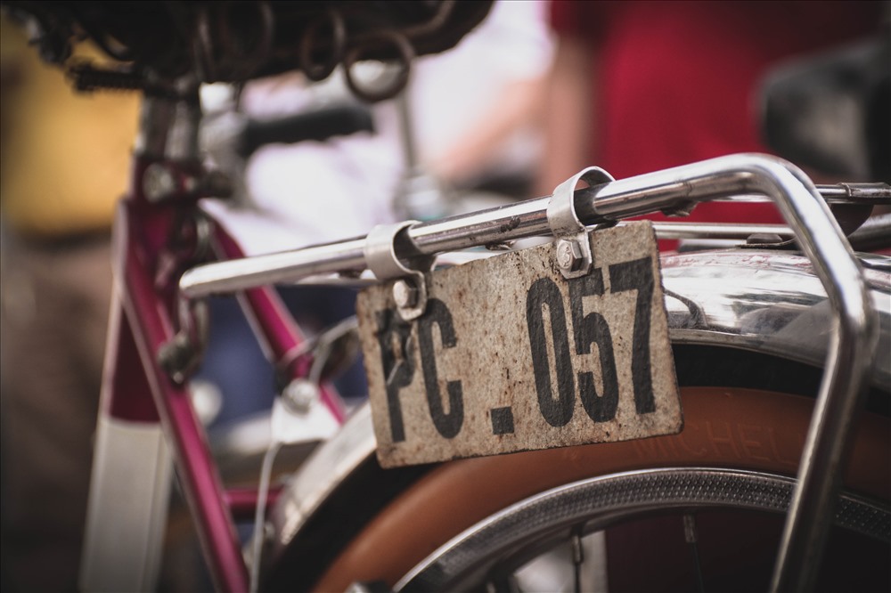 Biển số là thứ không thể thiếu đối với mỗi chiếc xe đạp cổ.