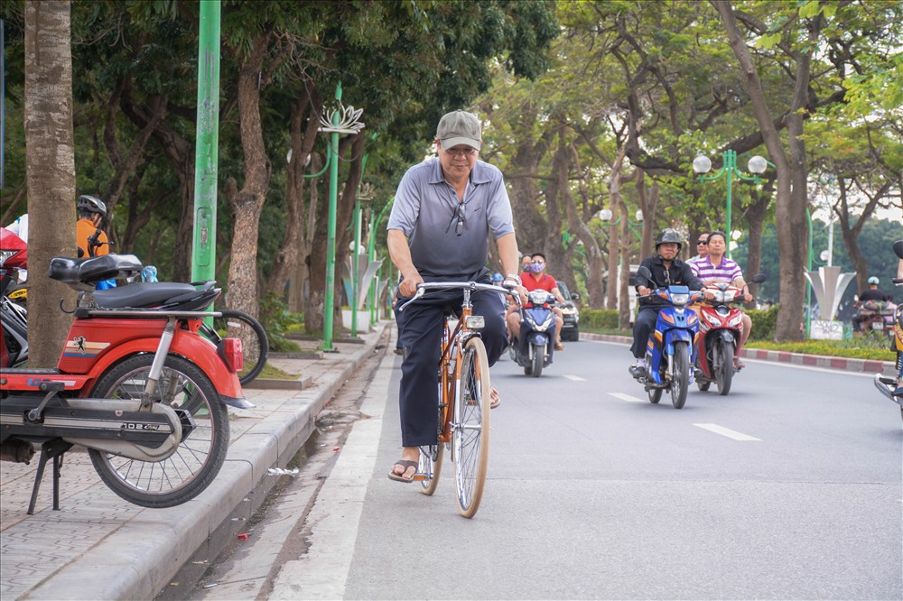 Cùng thời gian, những chiếc xe đạp năm ấy đang trở nên càng ngày “cổ” hơn. Những chiếc xe mang trên mình hồi tưởng về một Hà Nội xưa cũ, khiến nhiều người bồi hồi khi nhớ lại.