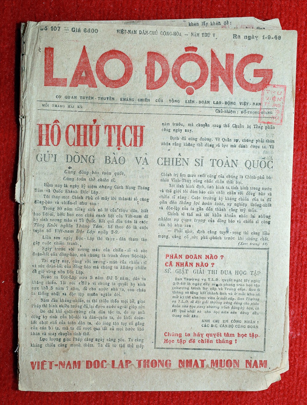Từ trái sang:Báo Lao Động số ra ngày 1.9.1949. Ảnh (chụp tư liệu): HẢI NGUYỄN