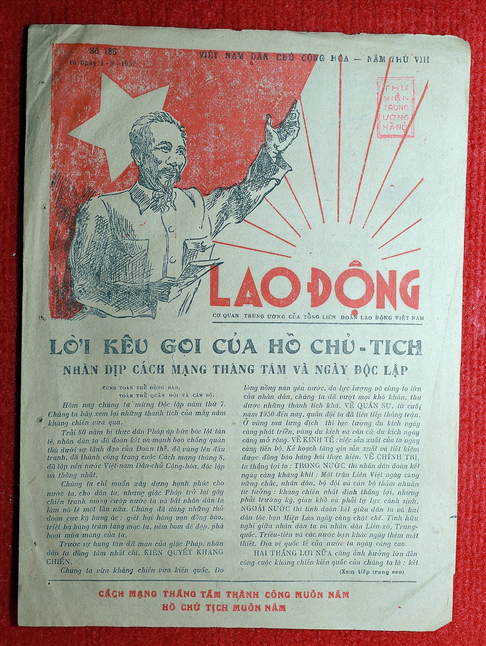 Từ trái sang:Báo Lao Động số ra ngày 1.9.1952. Ảnh (chụp tư liệu): HẢI NGUYỄN