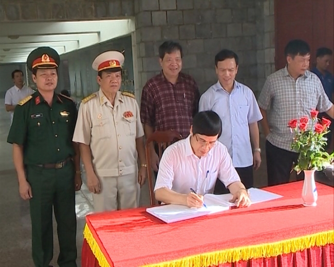 CHU TICH UBND TINH DI DIEN BIEN.avi.Still004.jpg