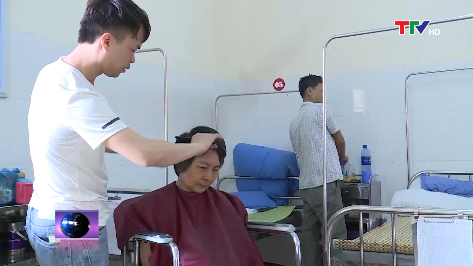 10 năm mở salon di dộng cắt tóc miễn phí cho bệnh nhân và người nghèo