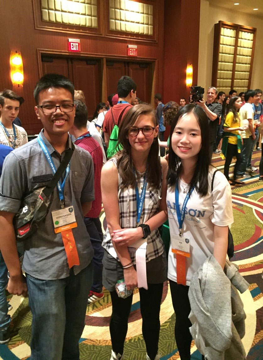 H&agrave; v&agrave; bạn đồng h&agrave;nh trong Cuộc thi S&aacute;ng tạo Khoa học kỹ thuật thế giới d&agrave;nh cho học sinh trung học