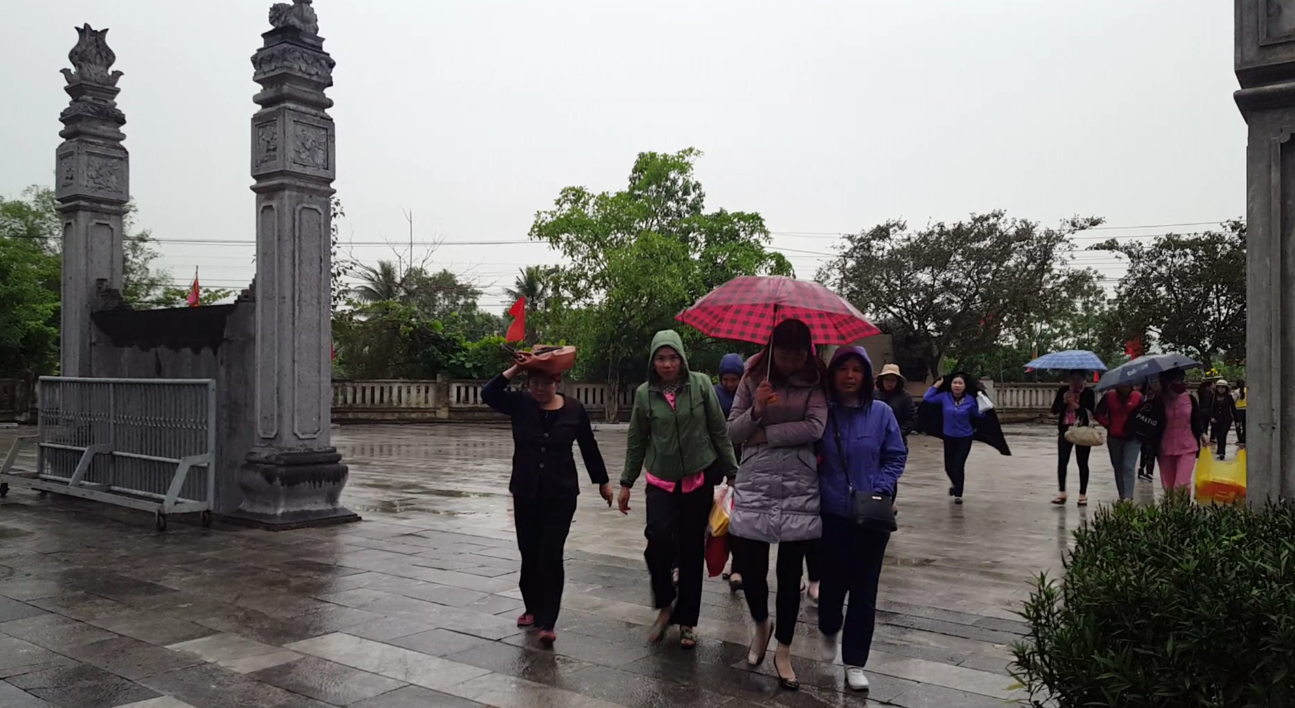 Từ sáng sớm, do ảnh hưởng thời tiết, trời mưa nhỏ nhưng hàng ngàn du khách thập phương đến với Lễ hội