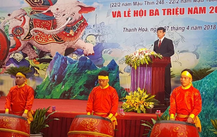 Đồng chí Nguyễn Đình Xứng, Phó Bí thư Tỉnh ủy, Chủ tịch UBND tỉnh đọc diễn văn khai mạc Lễ hội Bà Triệu 2018