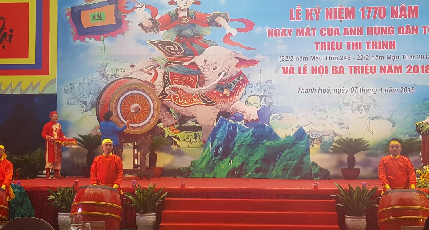 Chủ tịch Quốc hội Nguyễn Thị Kim Ngân đánh trống khai lễ