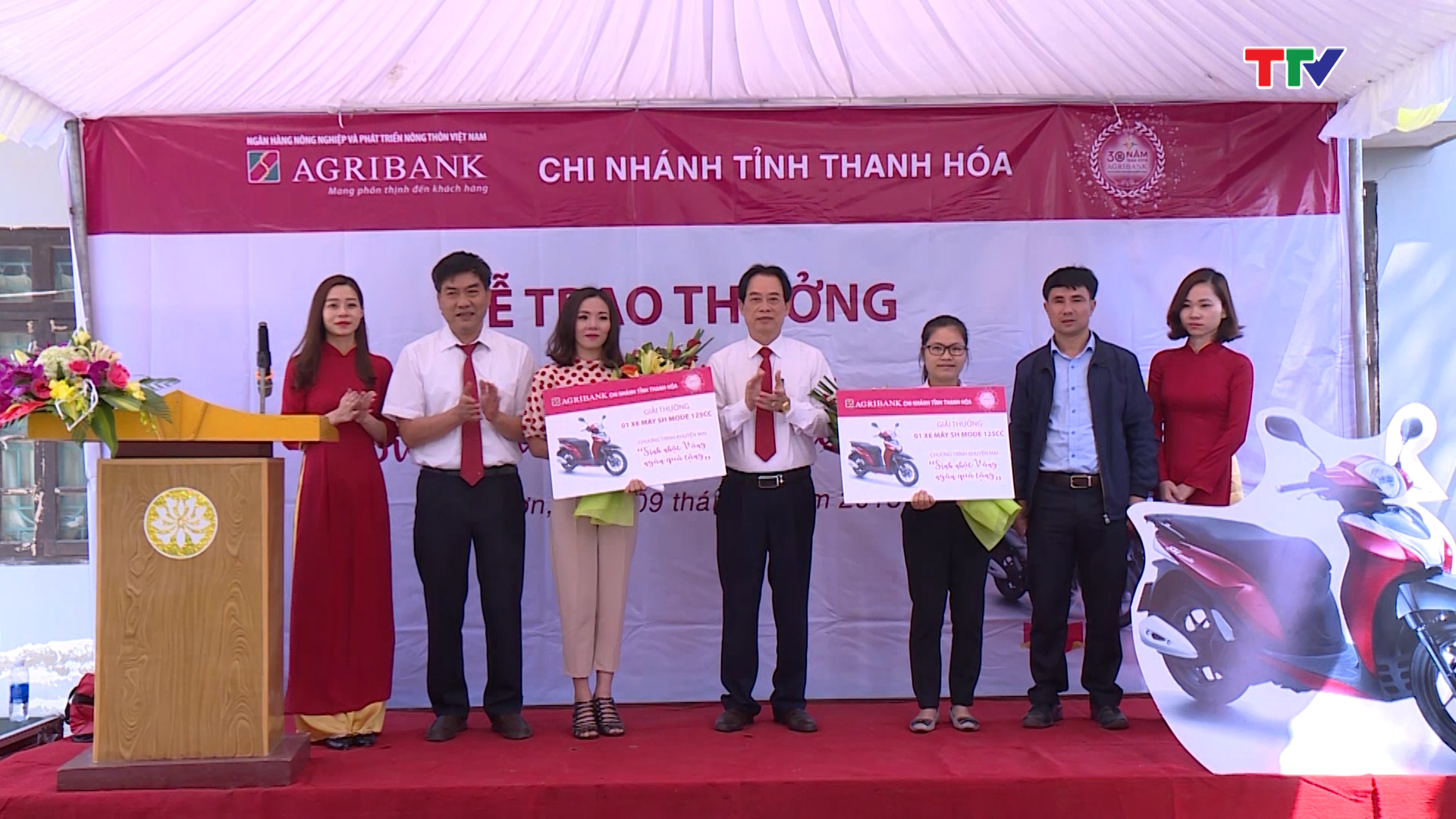  Agribank Thanh Hóa đã trao thưởng cho 2 khách hàng may mắn  trúng thưởng chương trình khuyến mại  &quot;Sinh nhật vàng - Ngàn quà tặng &quot;