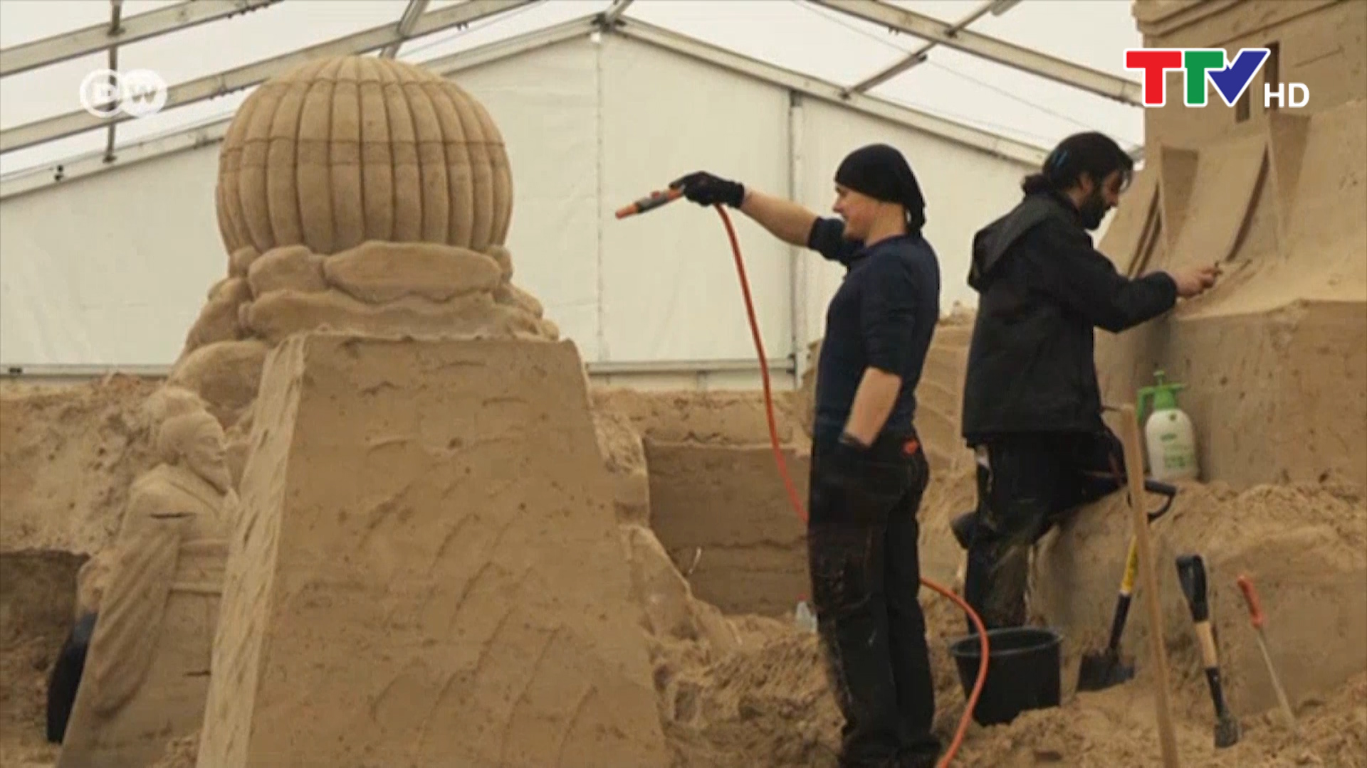 Hơn 50 nghệ sĩ từ nhiều quốc gia khác nhau đã đến tham gia sự kiện