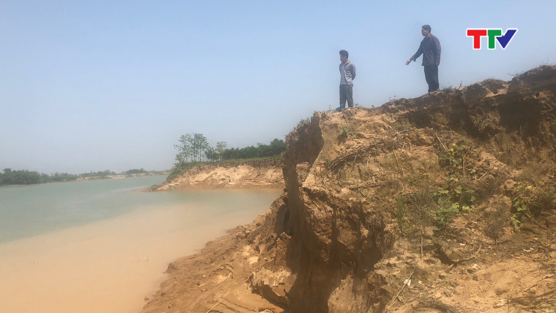 Người dân phản ánh có sự  "bảo kê " cho  "cát tặc " lộng hành dọc sông Chu, đoạn chảy qua xã Thiệu Đô.