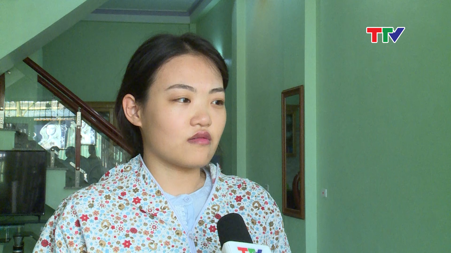Em Nguyễn Thị Hằng Mai - Sinh viên Khoa kinh tế - Trường Đại học Hồng Đức cho biết: Em thường đi làm vào những lúc không có tiết học,  đi làm như thế này cũng giúp em có thêm trải nghiệm cho công việc sau này và có thêm thu nhập phụ giúp bố mẹ trang trải tiền học hành.