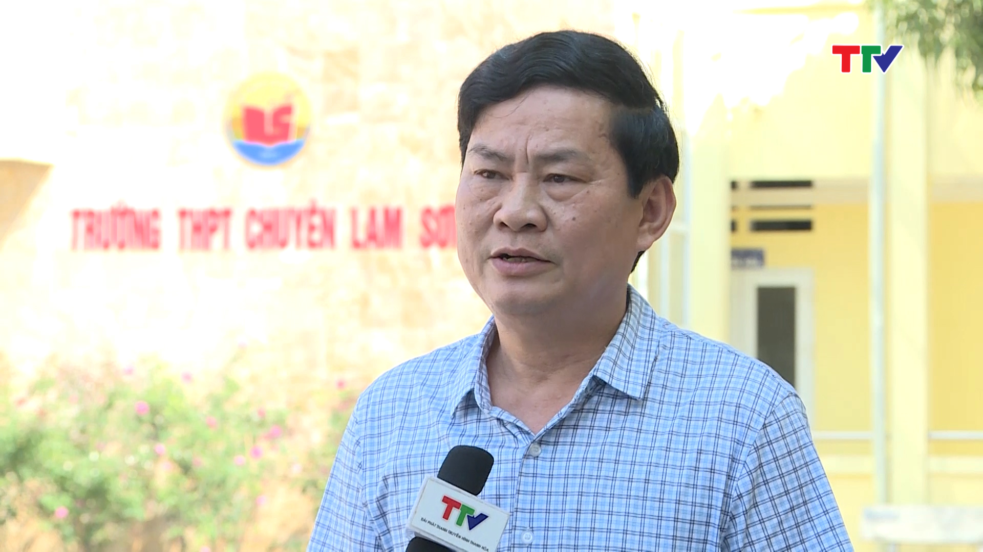Nhà giáo ưu tú Chu Anh Tuấn - Hiệu trưởng trường THPT chuyên Lam Sơn            (Những em làm hồ sơ thi vào lớp 10 chuyên Lam Sơn thì các em thi tại trường Lam Sơn, Sở tổ chức Hội đồng coi thi riêng, chấm riêng. Các em được hưởng chế độ chính sách của tỉnh, có khu KTX đảm bảo cho tất cả các em ở nội trú)