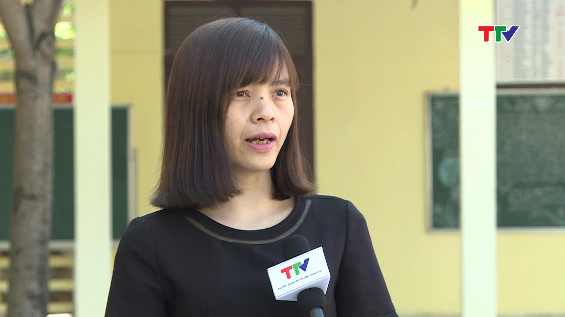 Cô Đỗ Thị Kim Quy  Giáo viên môn Tiếng Anh – Trường THPT chuyên Lam Sơn  (Muốn phát triển kỹ năng nghe, học sinh chỉ có cách duy nhất là phải luyện nghe theo nhiều cách: nghe theo kiểu làm bài tập hoặc xem phim, nghe thời sự. Nguồn tài liệu không phải hiếm nhưng học sinh phải sắp xếp thời gian, mỗi ngày phải luyện nghe bằng cách này hay cách khác…