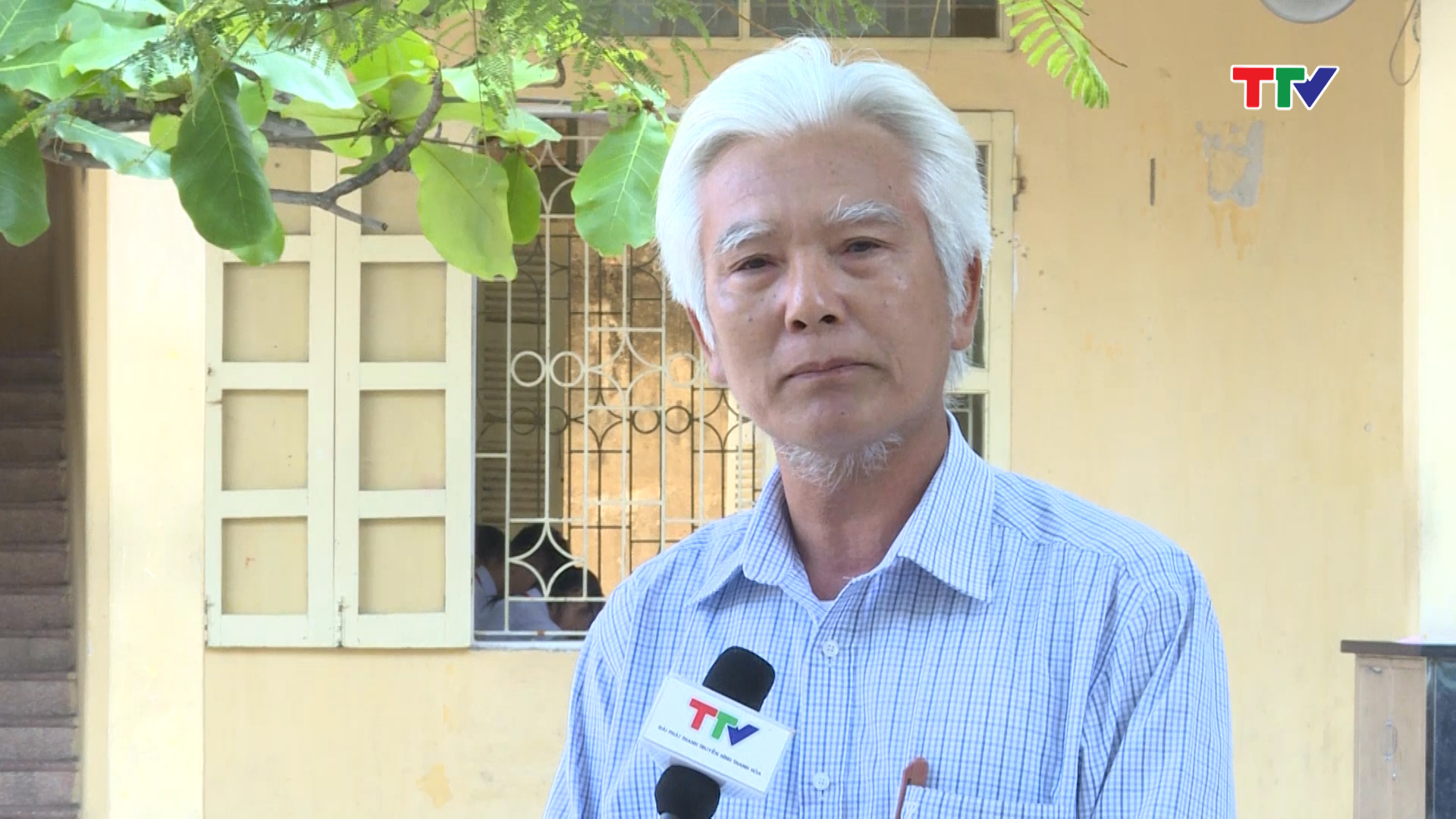 Nhà giáo Lê Nguyên Thọ  Hiệu trưởng trường THCS Quang Trung, thành phố Thanh Hóa  (Chúng tôi không bất ngờ lắm với việc thi sớm vì đã nằm trong kế hoạch của năm học. Việc dồn 2 kỳ thi tránh được tình trạng dạy thêm, học thêm hè, giảm áp lực tâm lý cho giáo viên, học sinh, xã hội. Học sinh sau khi thi xong có thời gian tham gia các hoạt động hè.