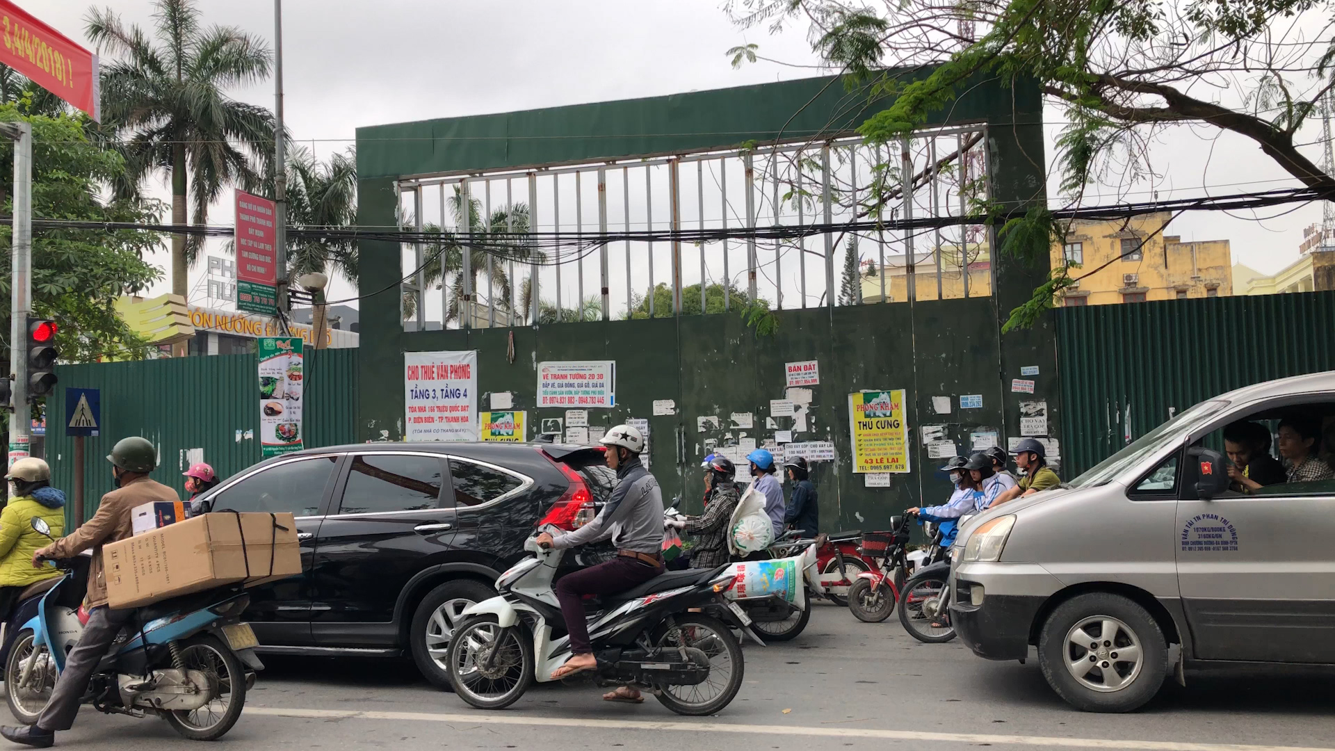 Vấn nạn in, dán quảng cáo sai quy định tràn lan khắp đường lớn, ngõ nhỏ trong thành phố