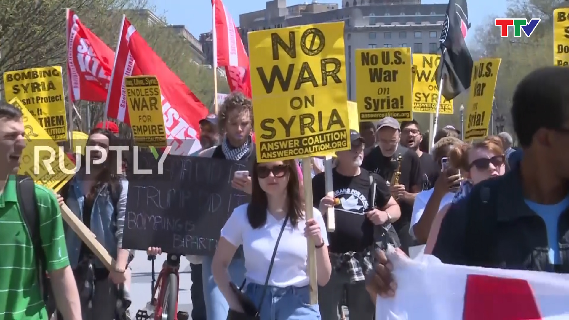 <p align= &quot;center &quot;>Người dân Mỹ biểu tình phản đối cuộc tấn công tên lửa vào Syria</p>