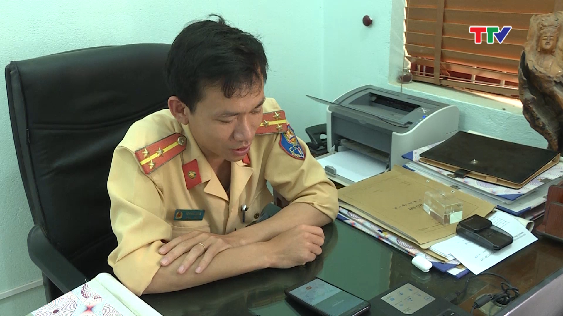 Đội Cảnh sát giao thông trật tự và cơ động Công an huyện Triệu Sơn đã trực tiếp gọi điện thoại vào 2 số điện thoại dịch vụ taxi in trên tường của nhà dân để tìm hiểu hoạt động của taxi núp bóng xe gia đình.