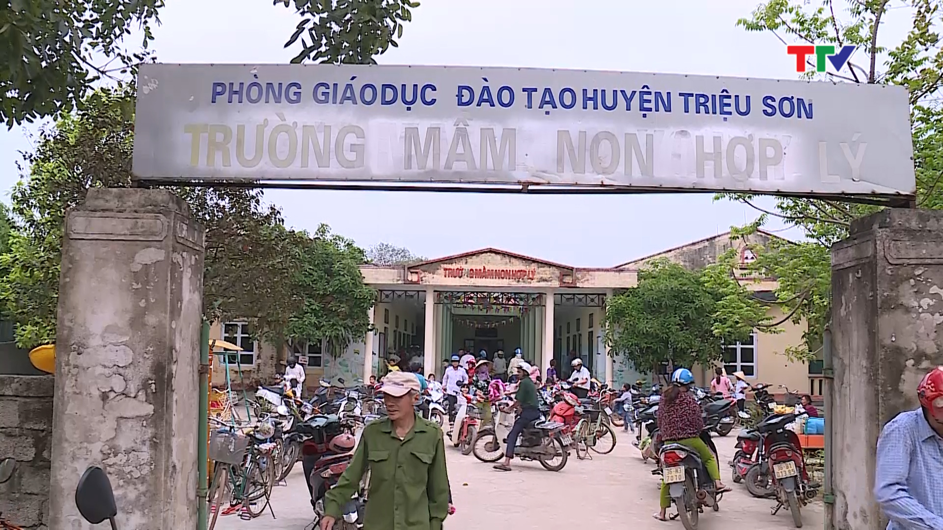 Trường mầm non Hợp Lý, huyện Triệu Sơn có 318 học sinh với 12 nhóm lớp nhưng chỉ có 8 phòng học