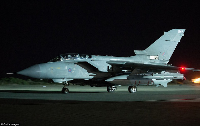 Máy bay Typhoon của Anh xuất kích từ căn cứ ở Síp tham gia không kích Syria.