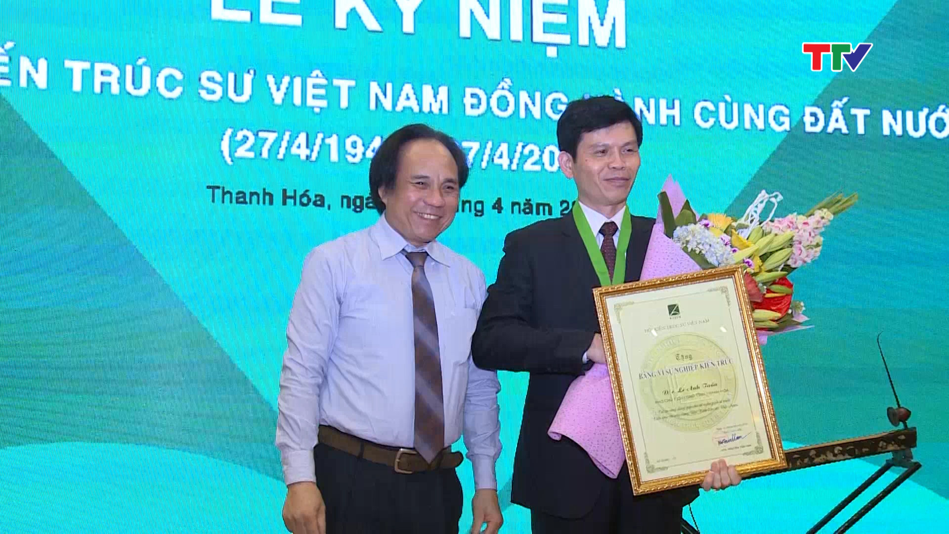 Ban tổ chức đã trao Kỷ niệm chương “Vì sự nghiệp kiến trúc” của Hội kiến trúc sư Việt Nam tặng Phó Chủ tịch UBND tỉnh Lê Anh Tuấn. 
