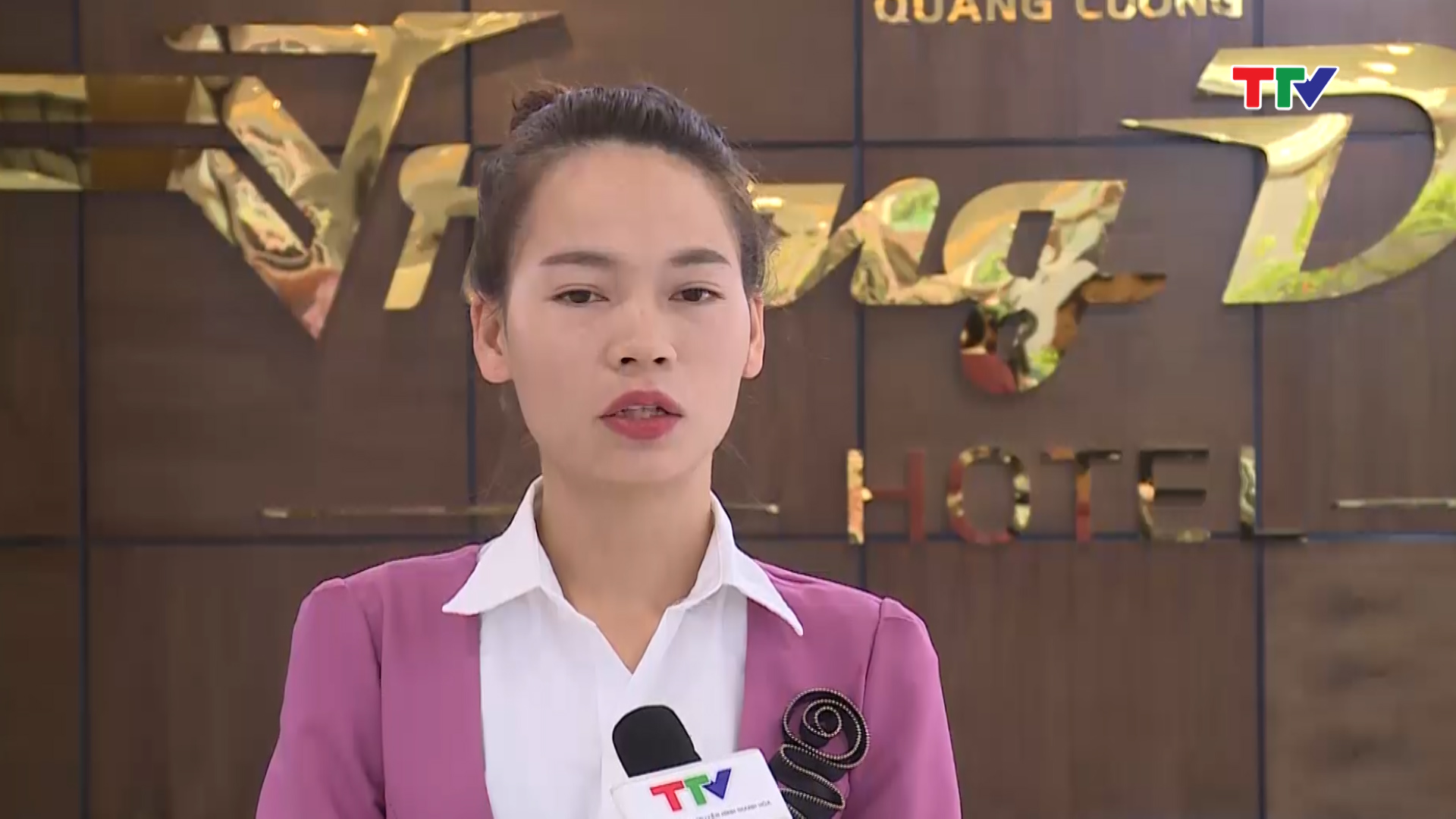 Chị Bùi Thị Hiền - Giám đốc khách sạn Thái Bình Dương, TP. Sầm Sơn: Khi khách đến ngoài được sự hỗ trợ phòng, ăn nghỉ cùng các dịch vụ kèm theo và đối với nhiều khách có nhu cầu tham quan các địa điểm trên địa bàn sầm sơn và các điểm khác trên toàn tỉnh thì chúng tôi sẽ cố gắng hết sức. Còn không chúng tôi sẽ kết nối với các đơn vị lữ hành để làm thế nào tạo cho du khách cảm giác hài lòng và vui vẻ khi về với Thanh Hóa.