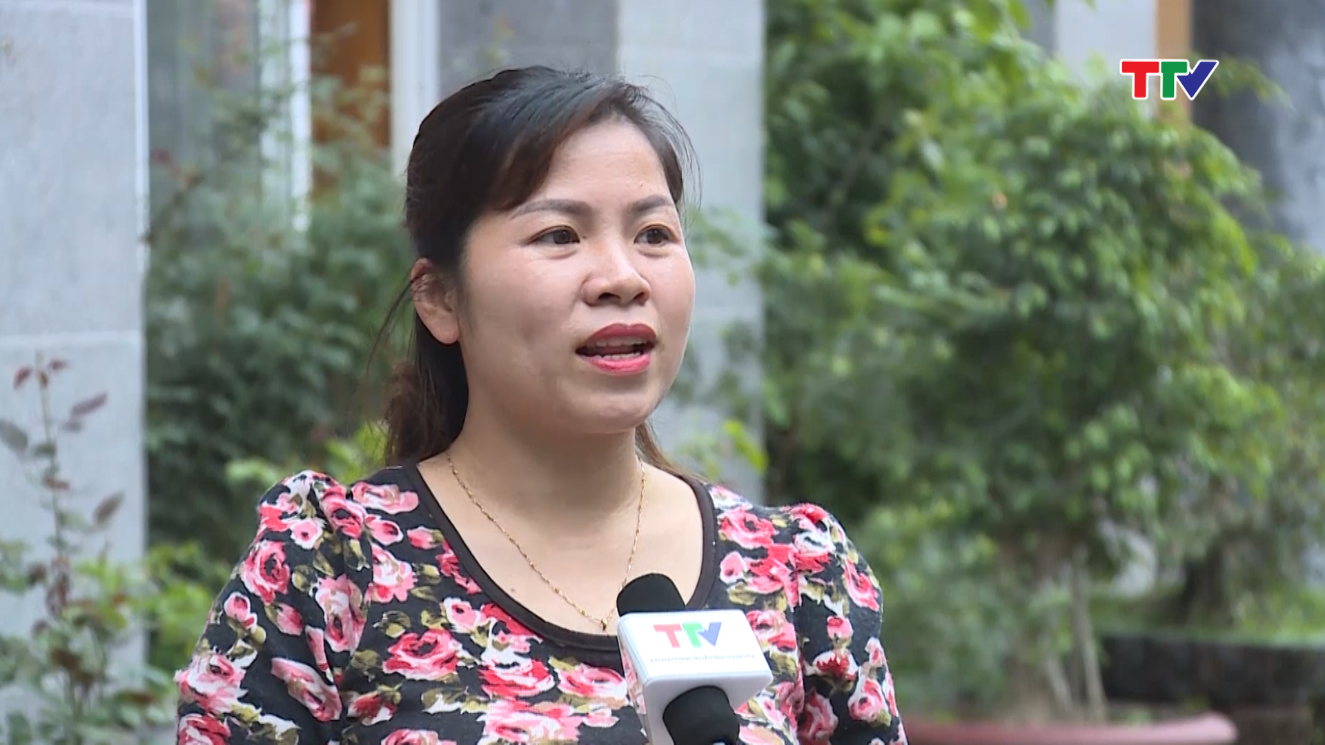 ÂT: Chị Lê Thị Hải Anh - Giám đốc Công ty cổ phần đầu tư và thương mại du lịch xanh, TP.Thanh Hóa: Chúng tôi luôn có những chính sách để du hút khách trong và ngoài nước về với Thanh Hóa và đặc biệt không những khách về với Sầm Sơn mà chúng tôi còn hướng khách từ Sầm Sơn đi tham quan những điểm di tích lam Kinh, Thành nhà Hồ, Suối cá, là những điểm hấp dẫn tại tỉnh Thanh Hóa, không những quảng bá hình ảnh du lịch Xứ Thanh, mà còn giúp Thanh Hóa phát triển du lịch không mang tính thời vụ.