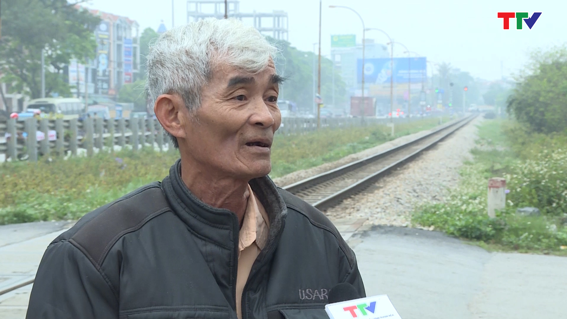 Ông Trần Văn Vinh, phường Đông Thọ, thành phố Thanh Hóa:  có rất nhiều vụ tai nạn ở khu vực này, cho nên chúng tôi đề nghị cơ quan chức năng nên làm một khung chắn ở đây để bảo vệ cho người gác chắn và cảnh báo