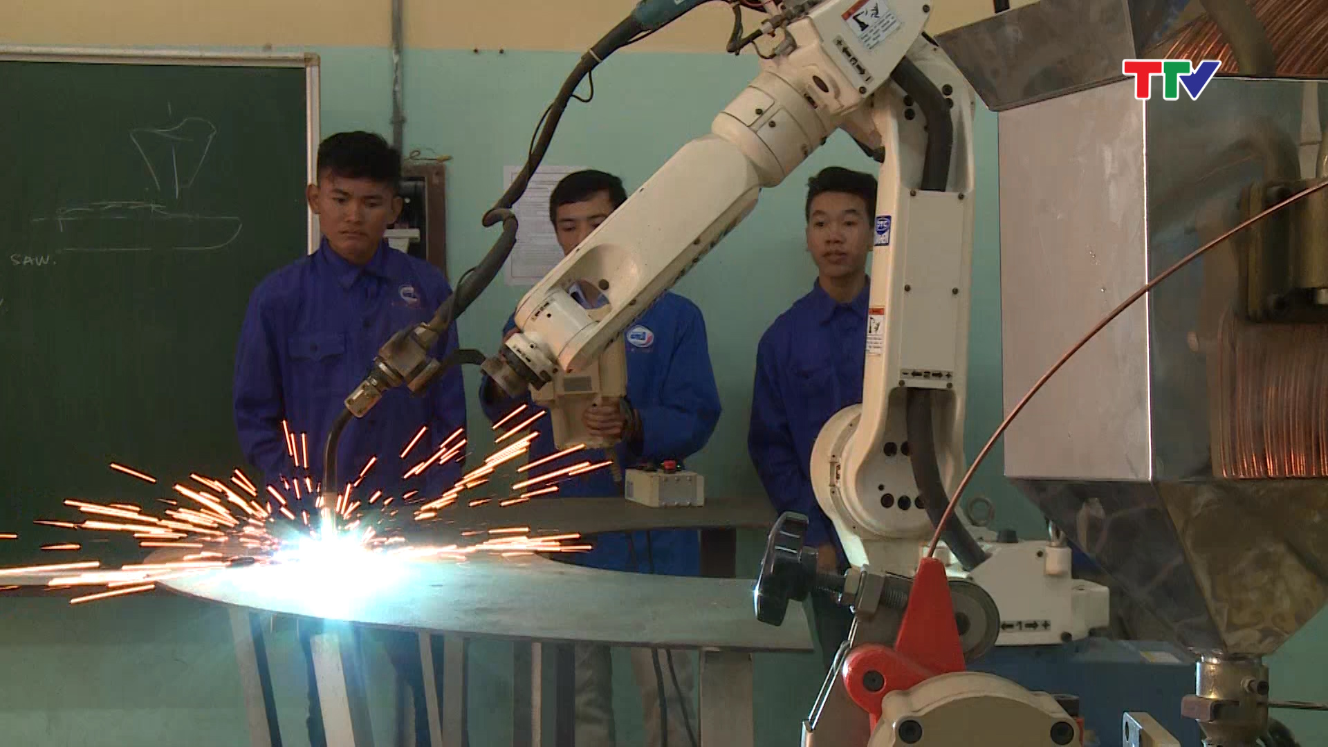 Trường Cao đẳng nghề công nghiệp Thanh Hóa bỏ ra nhiều tỷ đồng để mua sắm, đầu tư  các máy móc thiết bị hiện đại, phục vụ cho công tác dạy nghề,