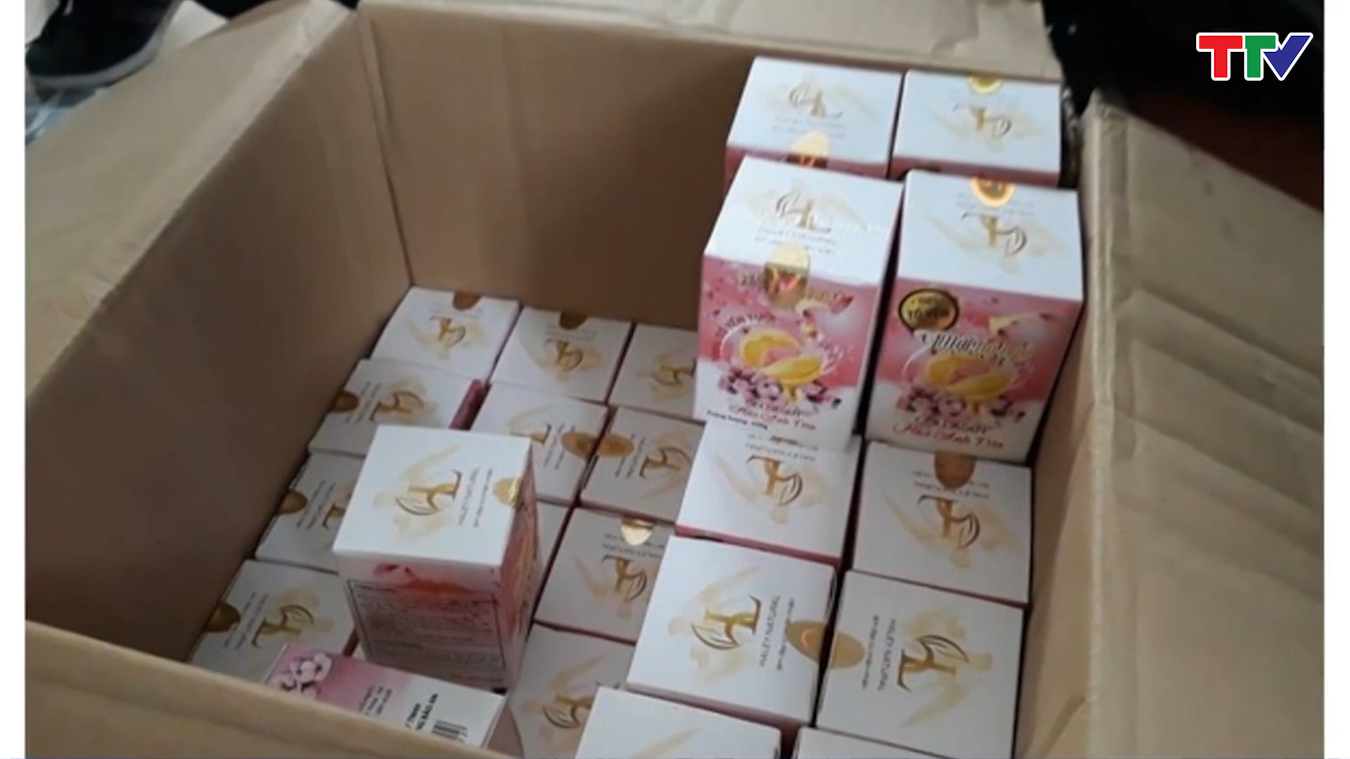  ng&agrave;y 2/4 lực lượng chức năng TP Thanh H&oacute;a ph&aacute;t hiện C&ocirc;ng ty TNHH TMDV Ho&agrave;ng Bảo An (phường Trường Thi, TP. Thanh H&oacute;a) c&oacute; h&agrave;nh vi sang chiết, đ&oacute;ng hộp mỹ phẩm chăm s&oacute;c da c&aacute;c loại tr&aacute;i ph&eacute;p