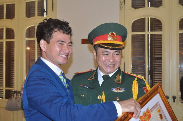 NSƯT Xuân Bắc (trái) và NSND Tự Long tại lễ trao tặng danh hiệu NSND, NSƯT năm 2016 - Ảnh: V.V.TUÂN