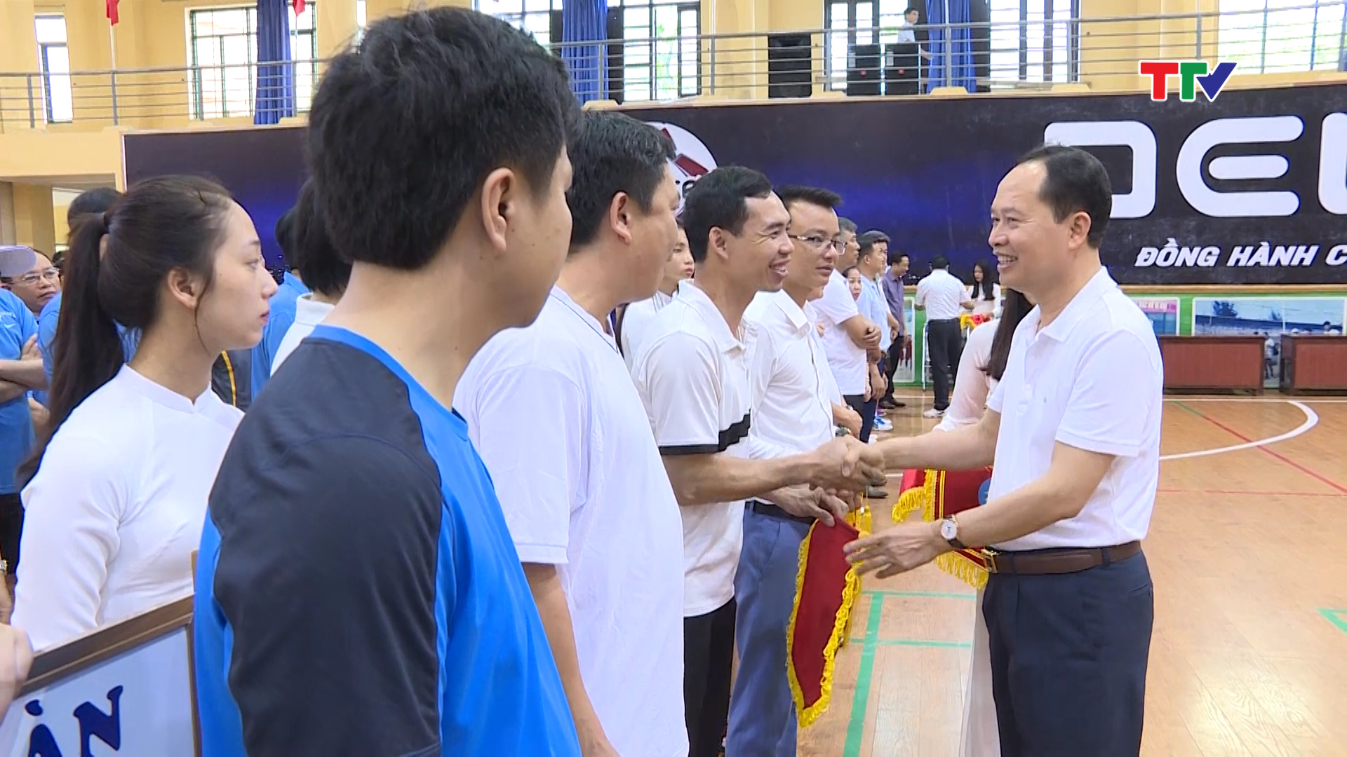 Đồng chí: Trịnh Văn Chiến, Ủy viên Trung ương Đảng, Bí thư Tỉnh ủy, Chủ tịch HĐND tỉnh trao Cờ lưu niệm cho các vận động viên
