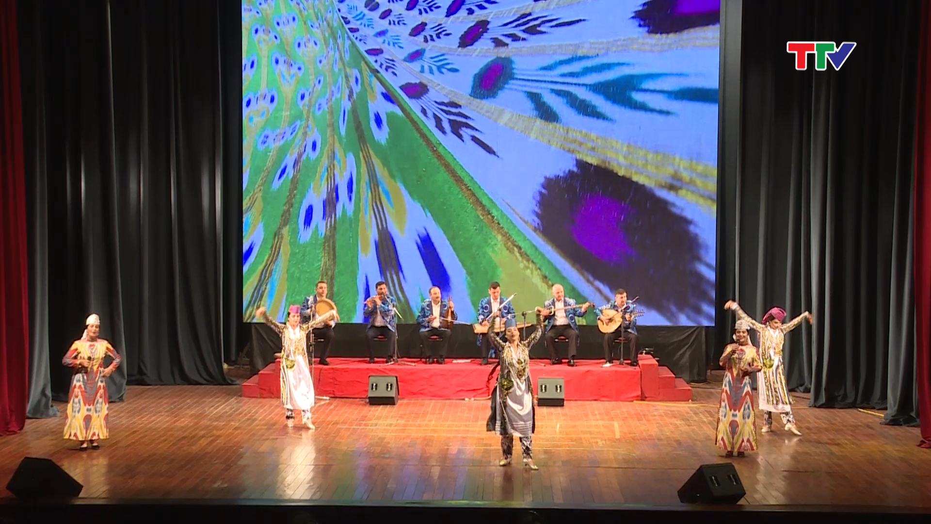 Hơn 30 nghệ sỹ của Đoàn nghệ thuật Uzbekistan đã có chương trình biểu diễn tại Thanh Hóa. 15 tiết mục đặc sắc, mang đậm màu sắc dân tộc, âm hưởng dân gian Uzbekistan