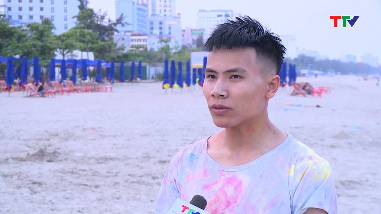 Em Đoàn Như Sỹ, Lớp 12B4, trường THPT Chu Văn An, Quảng Xương: Kỷ yếu năm lớp 12 ghi lại những khoảng khắc đẹp của thời học sinh 3 năm cấp 3. Trong 3 năm cấp 3 thì cuối năm lớp 12 là thời gian thích hợp nhất để bọn em có thời gian bên nhau, để hiểu nhau hơn và có thời gian bên nhau.