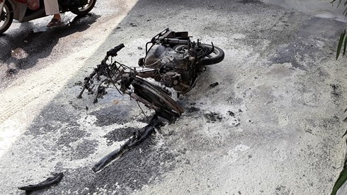 Chiếc xe bị ch&aacute;y trơ khung.