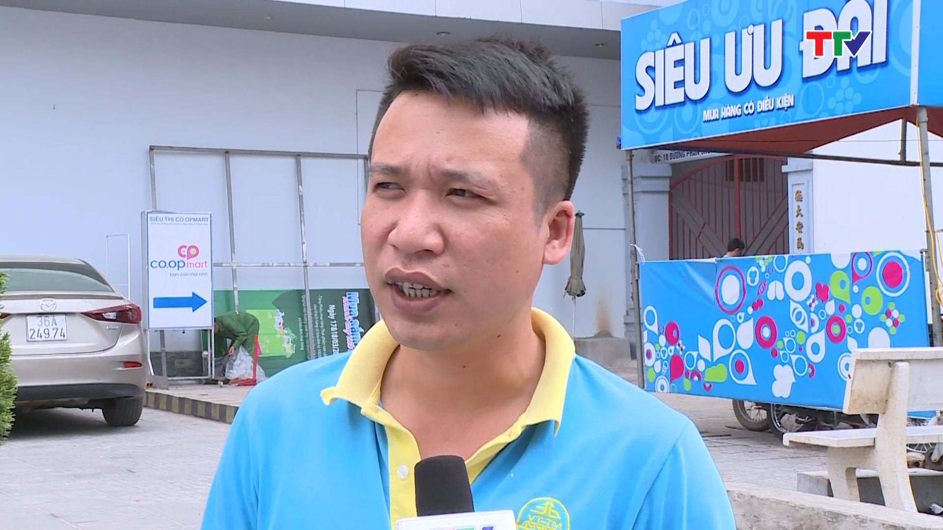 Anh: Lê Tuấn Hùng - Phường Quảng Thắng, thành phố Thanh Hóa: Không có vị trí đậu xe nên chỉ tìm cách đậu hợp lý, khi đến giao dịch ngân hàng cũng không có chỗ đỗ nên phải đậu trên vỉa hè, lòng đường.