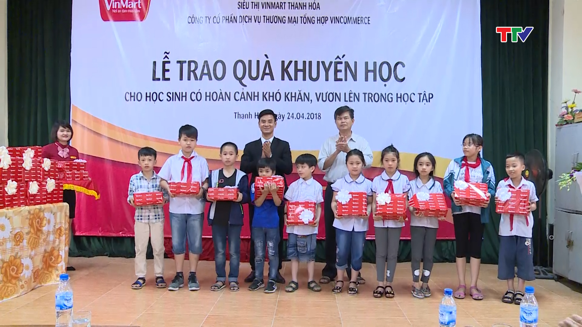 Tổng công ty cổ phần thương mại Vincommerce trao quà cho học sinh nghèo vượt khó