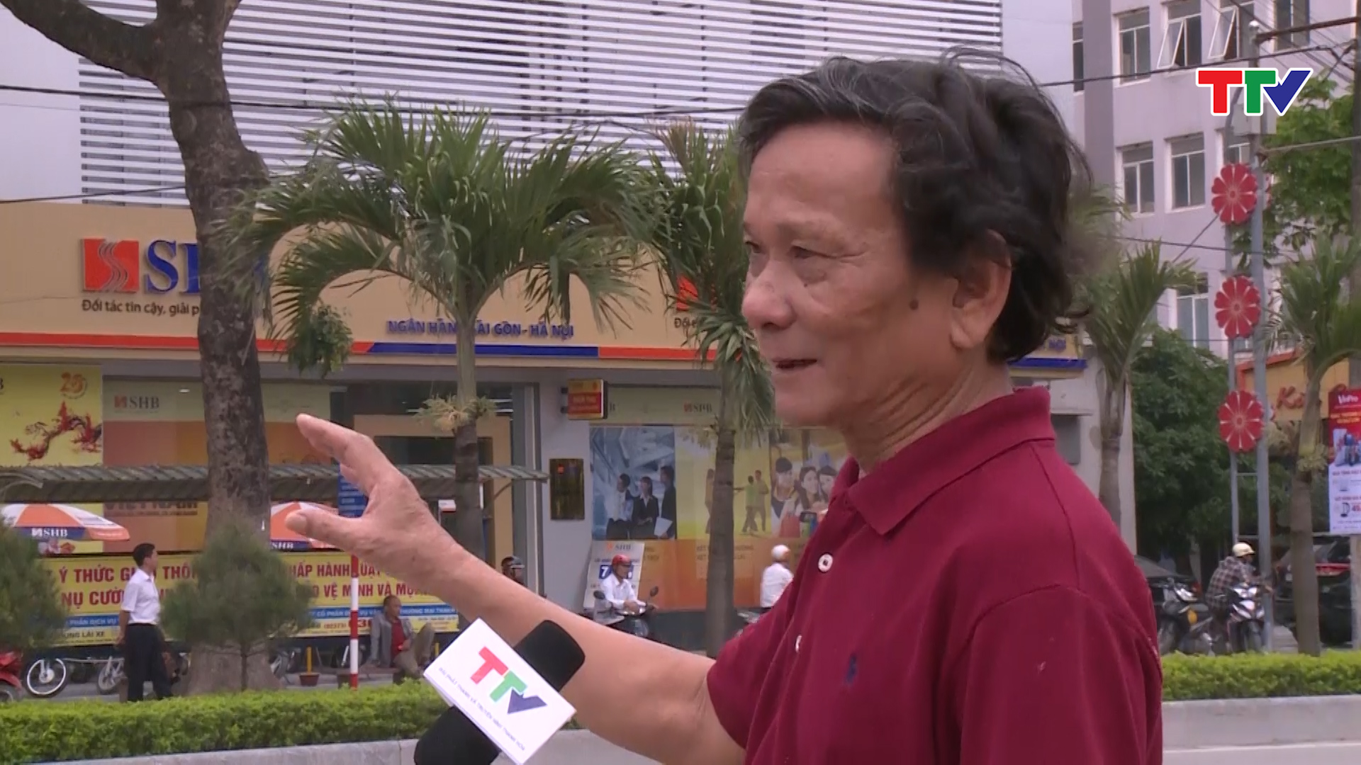  KTS Nguyễn Vượng - Hội Kiến trúc sư Thanh Hóa:Chúng ta đã không để ý đến hình thái kiến trúc của công trình, đây là kiểu kiến trúc tân cổ nửa cổ điển lại không đạt được kiến trúc gôtic như siêu thị Tràng tiền xưa, ít nhiều nó ảnh hưởng đến diện mạo phía trước quảng trường, đây là một điều rất đáng tiếc.