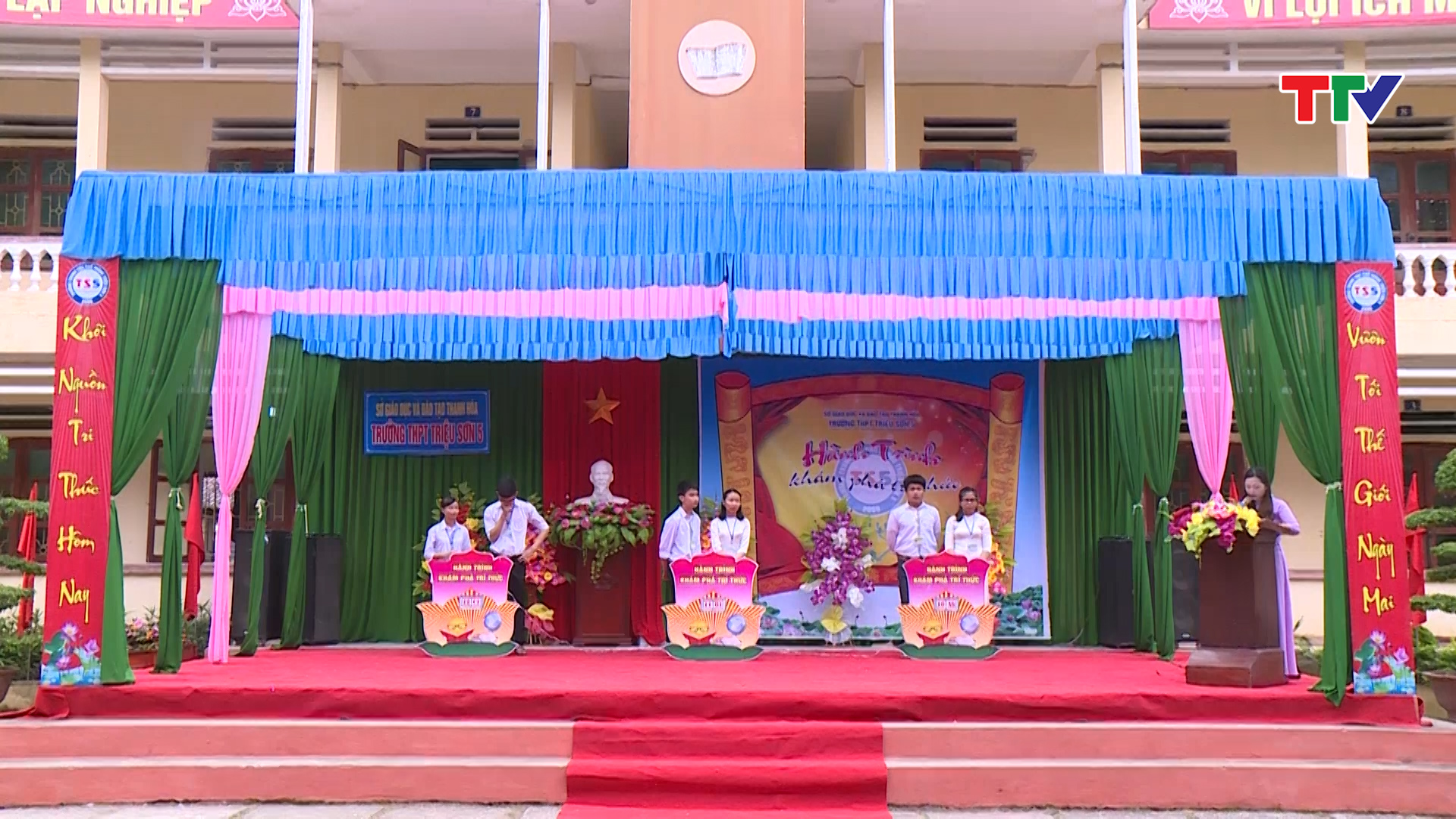 các em học sinh trường THPT Triệu Sơn 5 lại được tham gia trò chơi “Hành trình khám phá tri thức”, theo hình thức cuộc thi “Âm vang xứ Thanh” của Đài PT&TH Thanh Hoá