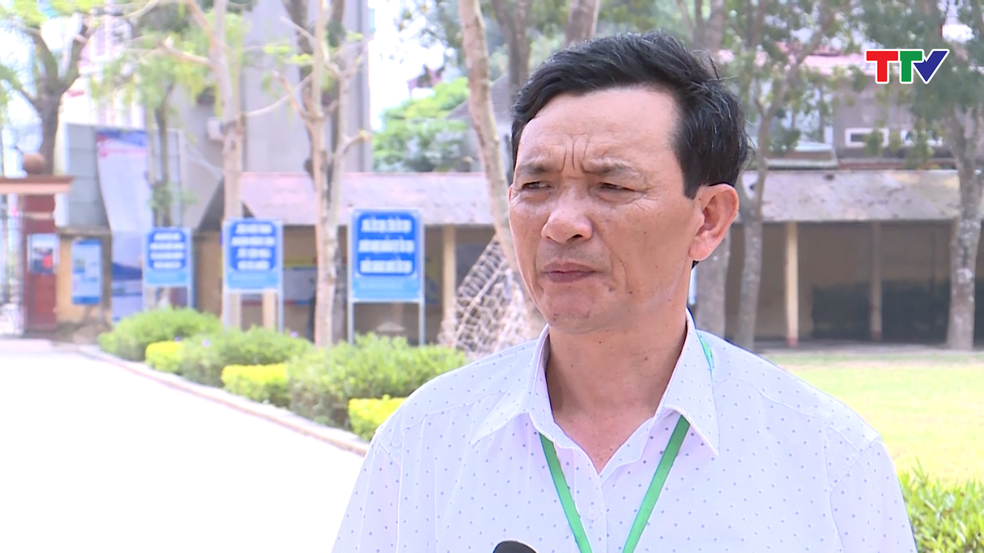 Thầy Nguyễn Tài Quyển - Hiệu trưởng trường THPT Triệu Sơn 5: Về quan điểm giáo dục, Nhà trường luôn lấy học sinh làm trung tâm, trong quá trình giảng dạy, nhà trường giao nhiệm vụ cho các thầy cô luôn động viên các em học sinh học tập và phát hiện năng lực của từng em học sinh để có những phương pháp giảng dạy phù hợp.