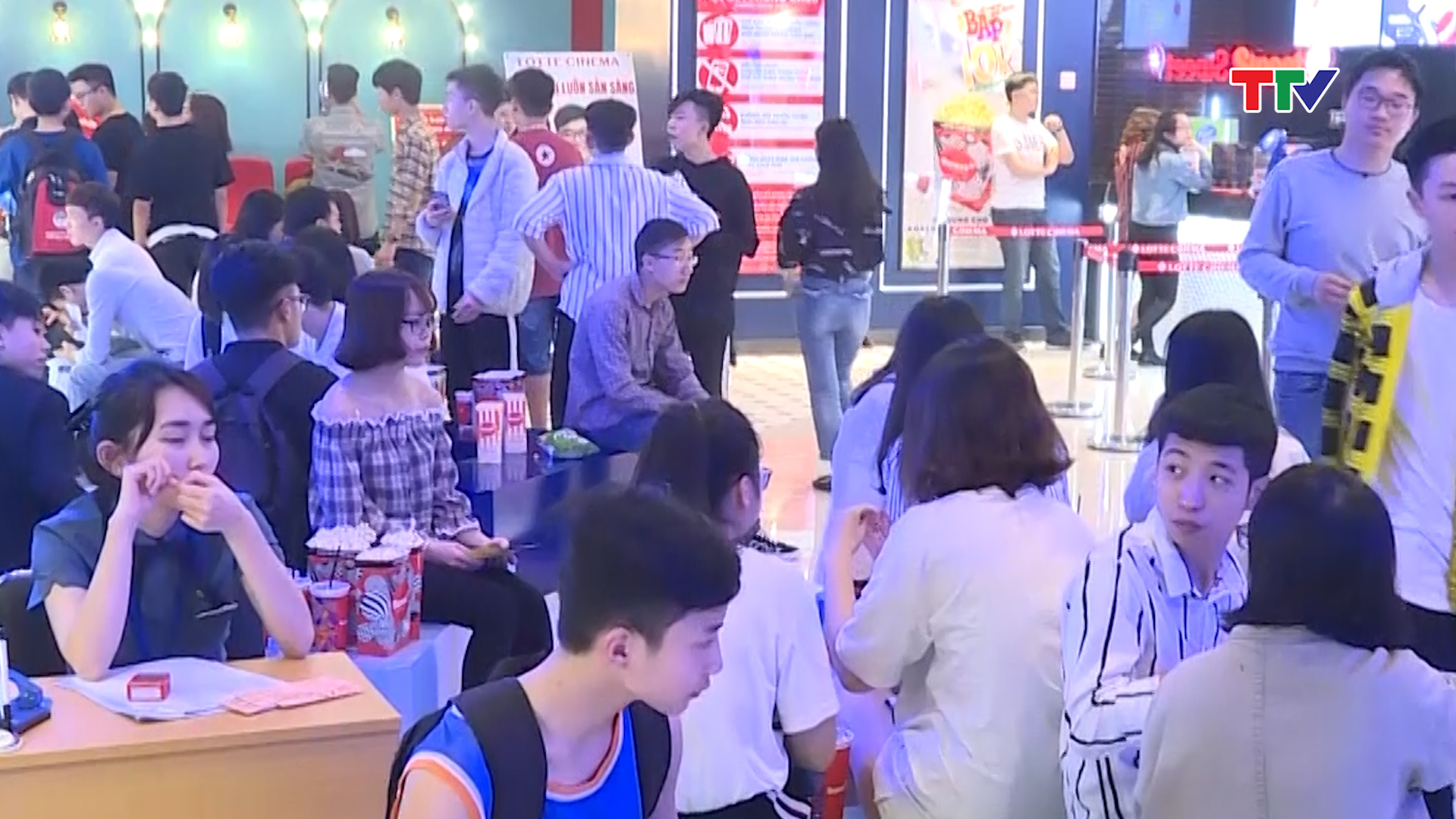 Trung tâm thương mại Vincom (Thành phố Thanh Hóa)  thu hút khá đông người dân đến vui chơi, tham quan.