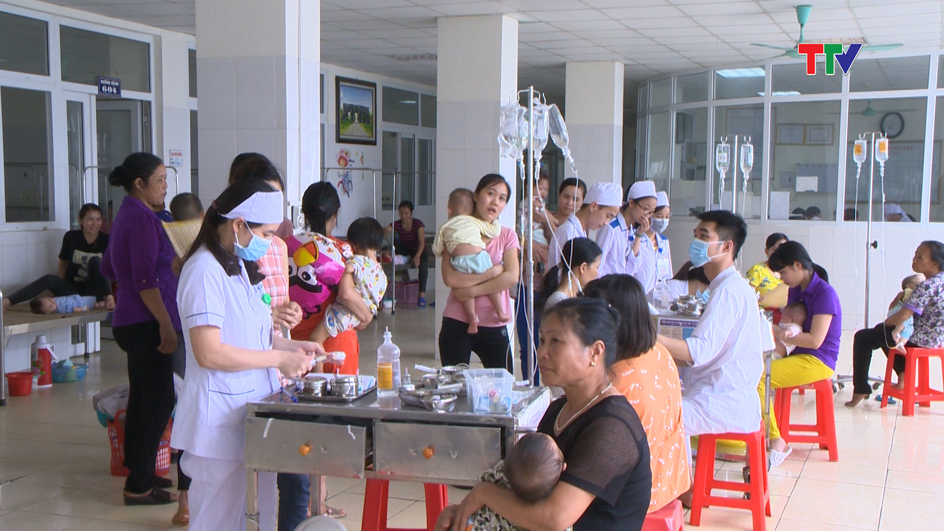 Trong ngày 2/5, Bệnh viện Nhi Thanh Hóa đã tiếp nhận khám và điều trị cho hơn 700 bệnh nhi